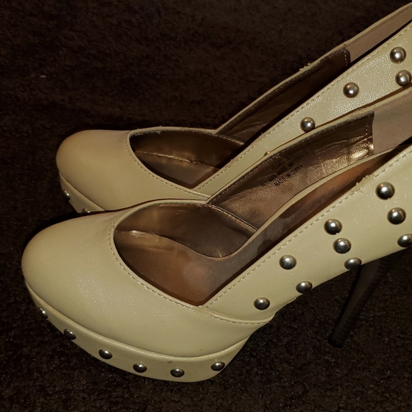 Nude High Heels with Gold Accents - Picture 7 of 16